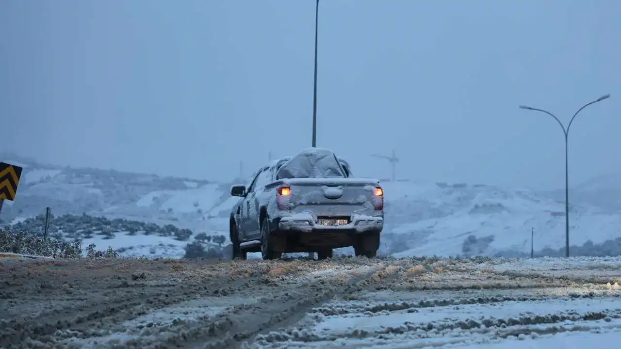 Hatay’a Yıllar Sonra Kar Sürprizi: 10 İlçede Okullar Tatil! 4